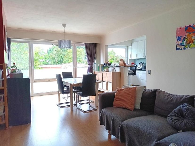 In een rustige en gezellige woonstraat te Borsbeek is een ruim en zonnig 3 slpk app met garagebox te koop.<br />
Het app is gelegen op de 2e verdiepin