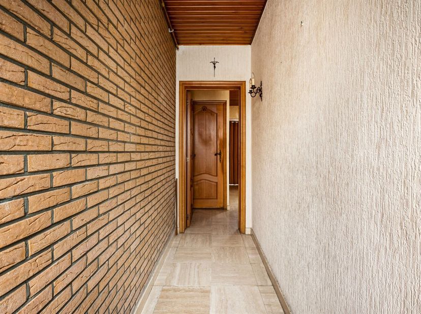 Te renoveren gezinswoning met 3 slaapkamers en tuin<br />
Deze te renoveren gezinswoning met 3 slaapkamers is gelegen in een rustige straat in Turnhou