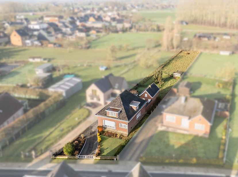 Op zoek naar een woning met charme en renovatiepotentieel? Deze alleenstaande villa met karakter biedt tal van mogelijkheden.<br />
De woning beschikt