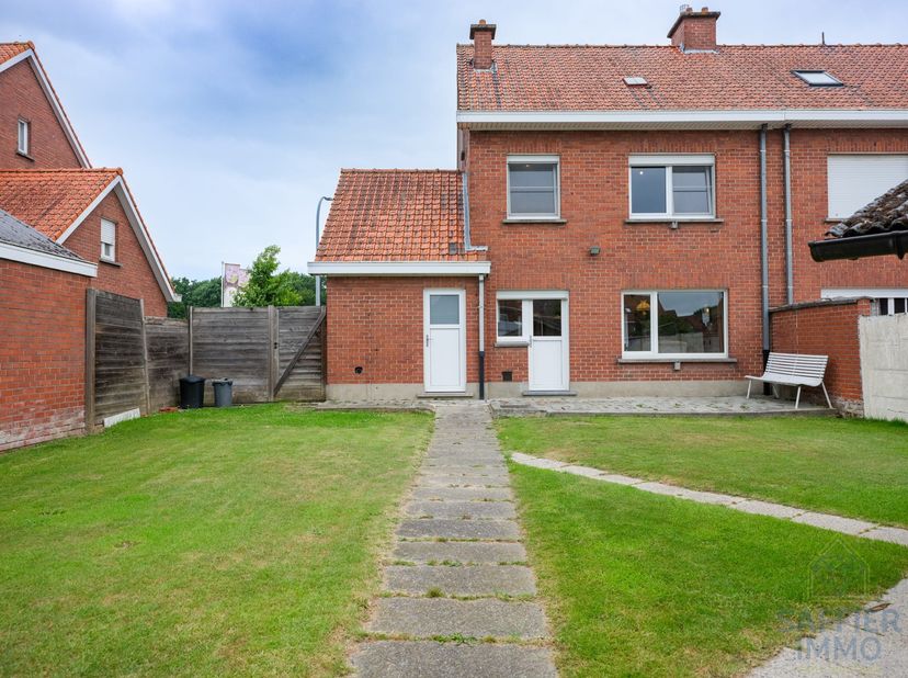 Op zoek naar een woning met ruimte, potentieel en een fijne ligging? Dan is deze woning in de Jan Breydelstraat in Ingelmunster zeker het ontdekken wa
