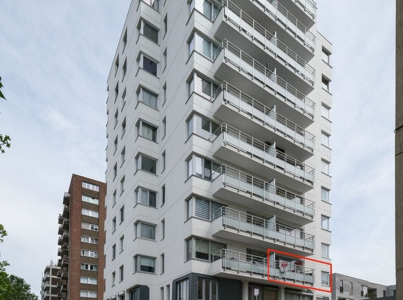 Dit comfortabel 2-slaapkamerappartement is heel centraal gelegen aan De Eindgracht in Genk. Op wandelafstand van winkels, horeca, scholen, openbaar ve
