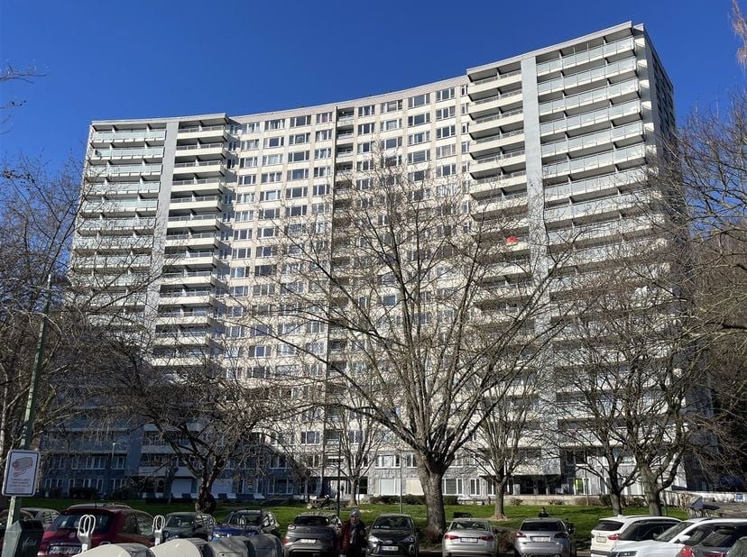 A la droite du domaine de l'Esplanade de la Paix, au 14ème étage, un appartement très lumineux d'une chambre.<br />
Le hall d'entrée avec wc, penderi