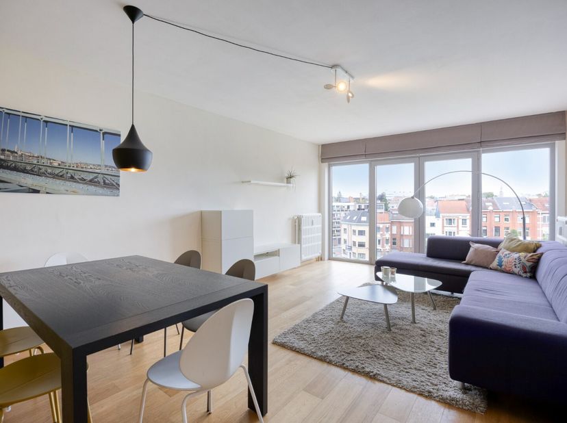 Dit lichtrijke appartement bevindt zich op de 5e verdieping en biedt een prachtig uitzicht over Leuven. Het appartement beschikt over een inkomhal, ee