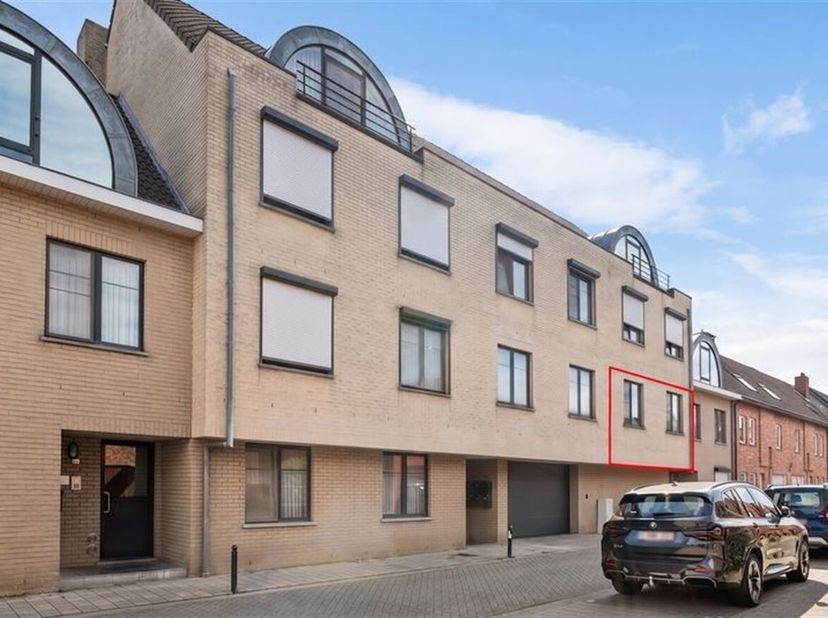 Instapklaar appartement met 2 slaapkamers, ruim terras en autostaanplaats<br />
Locatie<br />
Het appartement is gelegen op een gunstige locatie met v