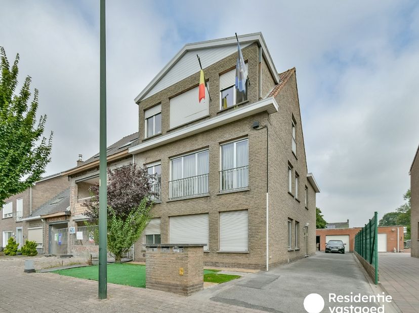 Welkom in de Karel de Goedelaan 19, waar dit aangename appartement geniet van een centrale ligging in het hart van Torhout. In de nabije omgeving vind