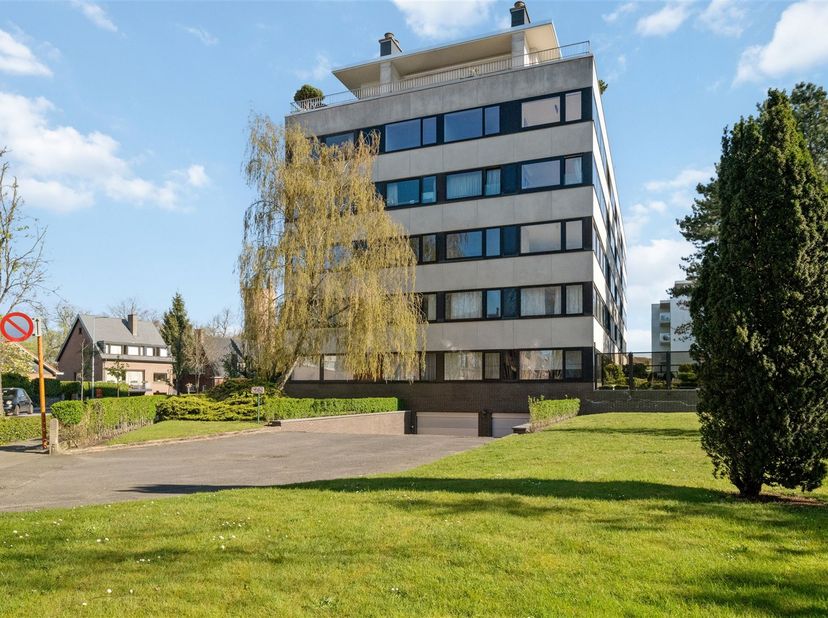STARTPRIJS: <br />
Ruim gelijkvloers hoekappartement in de verzorgde residentie Cathérine, op een topligging in Assebroek. Gelegen in een rustige str