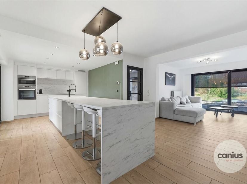 Maison individuelle rénovée avec 4 chambres et jardin agréable à vendre à Walshoutem<br />
Cette belle maison individuelle des années 60 a fait l'obje