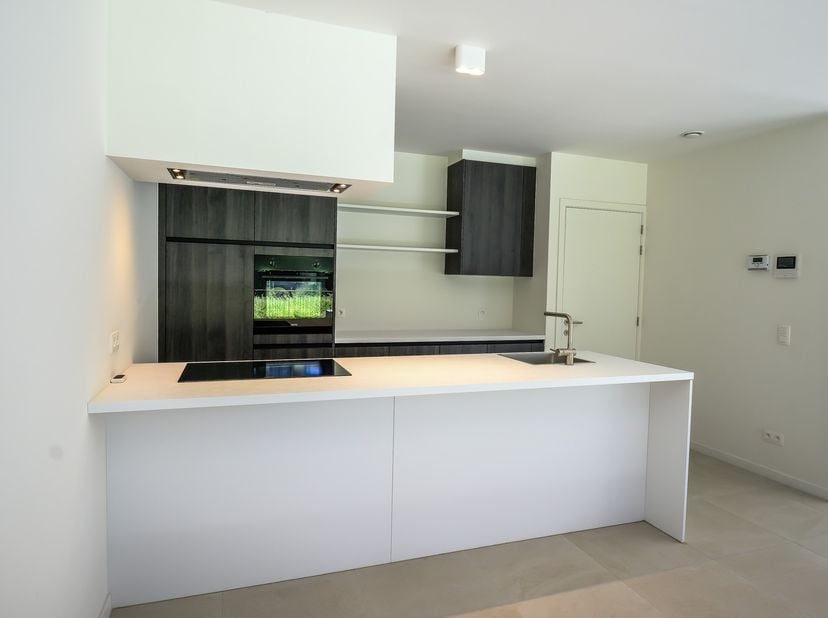 Dit hedendaags nieuwbouwappartement vind je terug aan de gezellige Groenplaats in Oud-Rekem, Lanaken.&amp;nbsp;Het appartement werd opgeleverd in 2023 en