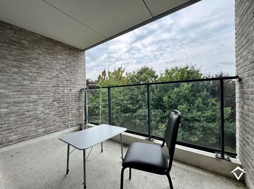 Dit appartement (B1.2) is gelegen op de 1ste verdieping in de Residentie Brouwershof te Westrozebeke (Staden) en bestaat uit: inkomhal - toilet - badk