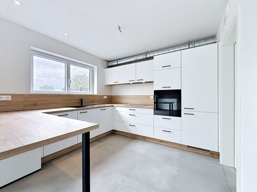 Makelaarskantoor ERA B-LUX biedt u deze gloednieuwe woning met twee gevels aan, ideaal gelegen vlak bij het centrum van Saint-Hubert, de N89 en alle v