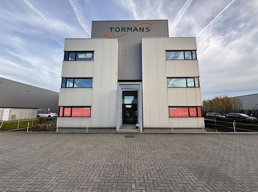 Lichtrijke kantoorruimte met kitchenette te Geel<br />
Ligging:<br />
Deze kantoorruimte bevindt zich op de eerste verdieping van een representatief g