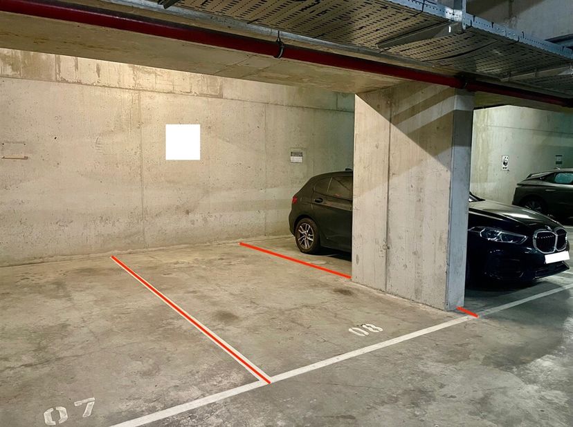Emplacement souterrain (-1) numéro 8, facilement accessible, à vendre dans la résidence Pelikaan, récemment construite en 2009. Libre à la signature d