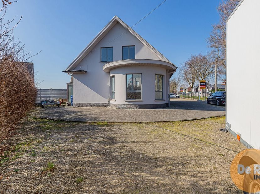 ERPE - Deze twee eigendommen vormen samen een perceel van 10a 42ca en liggen op een opvallende hoek langs de Gentsesteenweg, een locatie die dankzij d