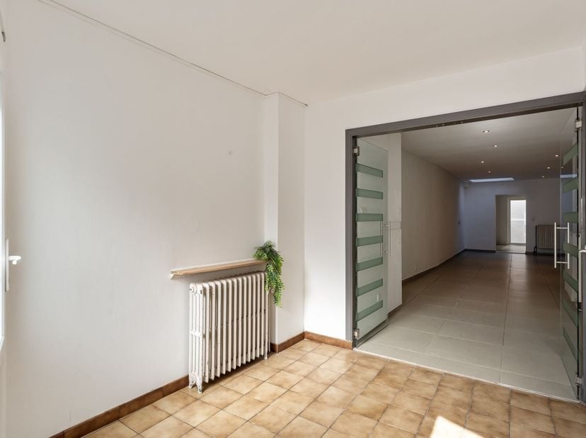 Instapklare woning met 4 slaapkamers nabij centrum<br />
Deze in 2025 gerenoveerde gesloten bebouwing in de Jaminéstraat in Tongeren combineert een p