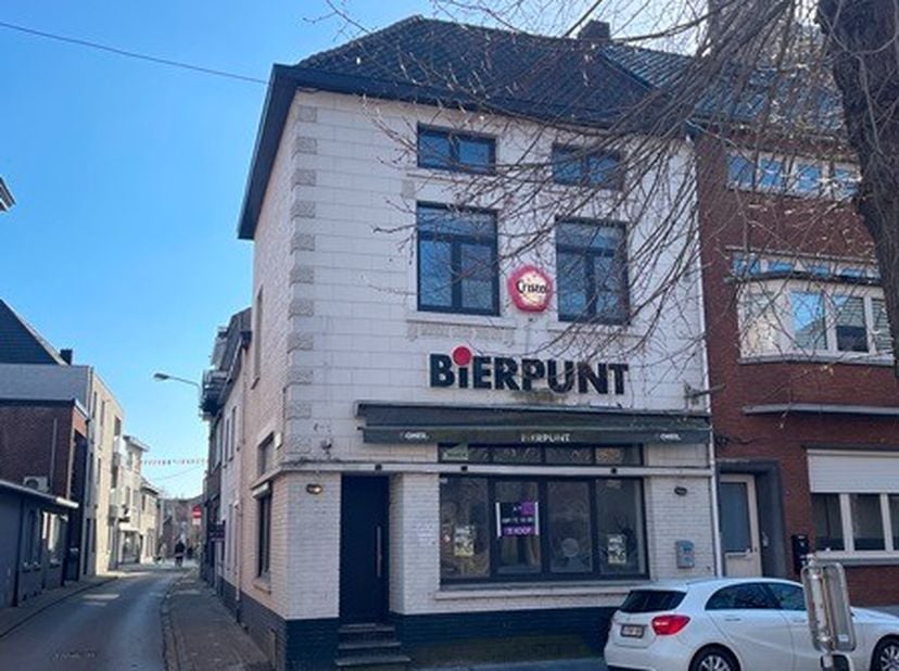 Karakteristiek en polyvalent handelspand met woonst, voorzien van de volgende eigenschappen:<br />
` voormalig uitgebaat en gekend als begrip in Limbu
