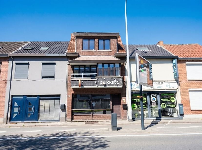 Maison mitoyenne rénovée avec espace commercial et 4 chambres à coucher sur Kempische Steenweg<br />
Sur la Kempische Steenweg à Hasselt, vous trouver