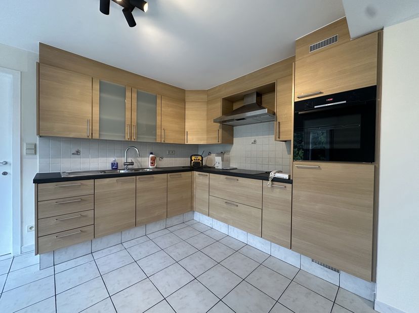 Dit instapklaar duplex-appartement is rustig gelegen in het centrum van Staden. <br />
Het appartement heeft volgende indeling:<br />
Inkomhal, ruime