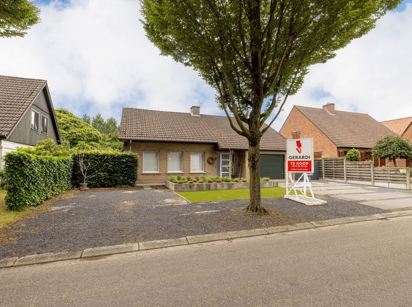 Ontdek deze instapklare, ruime gezinswoning met grote tuin, gelegen aan de Mutsaardweg 22 in Rijkevorsel. De woning bevindt zich op een uiterst rustig