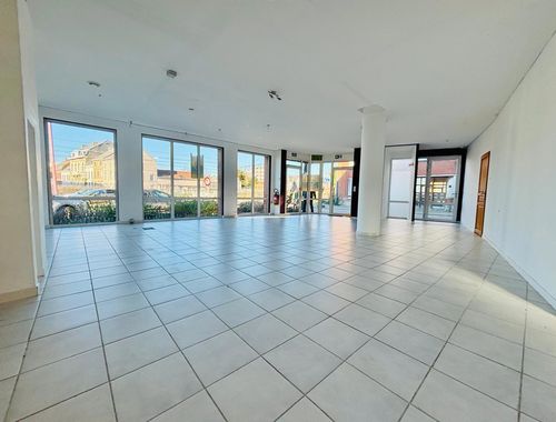                                         Rez-de-chaussée commercial à vendre à Leuze-en-Hainaut, € 145.000
