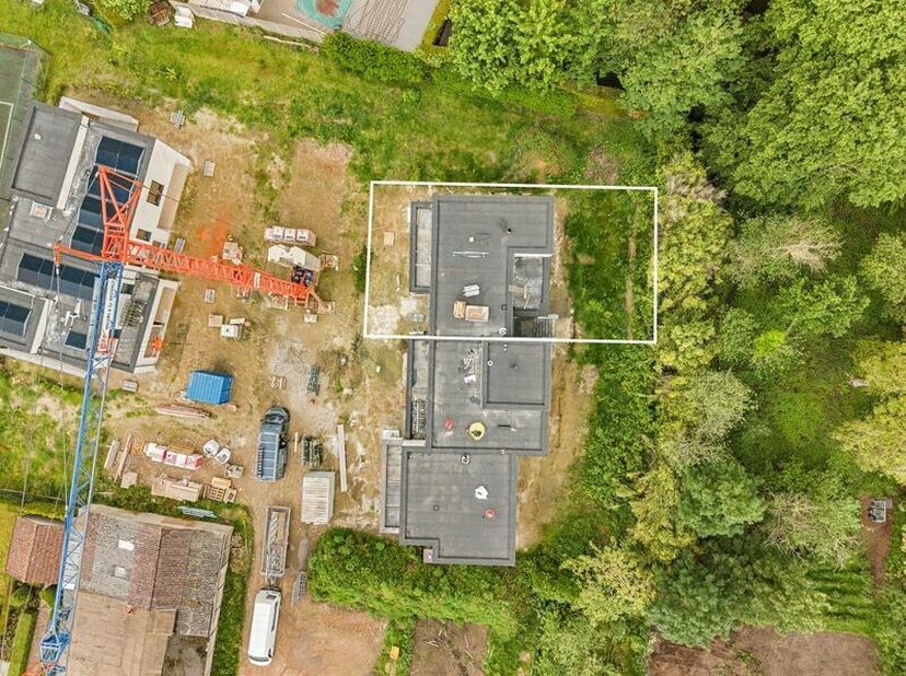 Prijs incl. vloerverwarming, warmtepomp met geothermische boringen, 12 zonnepanelen en zonnescreens.<br />
Deze moderne halfopen casco nieuwbouwwoning