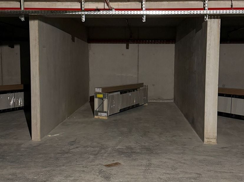 Garage te koop in het nieuwbouwproject Eclips (Ijzerlaan 22, Middelkerke), ideaal gelegen op niveau -2 en vlot bereikbaar. Met afmetingen van 5m84 die