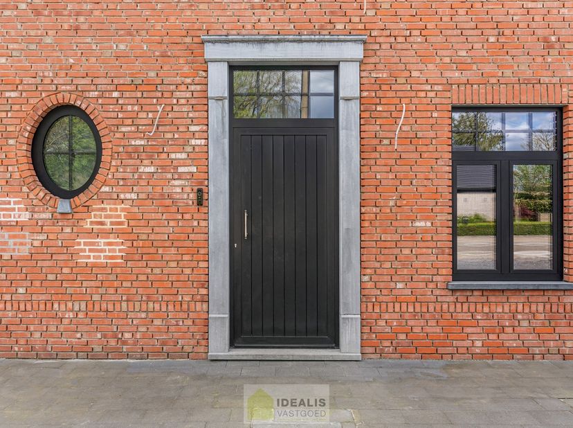 EEN BIJZONDER RIANTE WONING VAN MAAR LIEFST 302M² WOONOPPERVLAKTE (5 TOT 6 SLAAPKAMERS) OP EEN KNAP PERCEEL VAN 5A 90CA. DEZE ZEER RECENTE EN VOLLEDIG