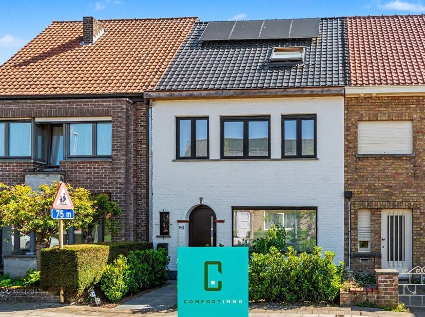 Deze prachtige woning is gelegen in het hart van Sint-Michiels, op een uiterst gunstige locatie nabij scholen, winkels, het station en belangrijke ver