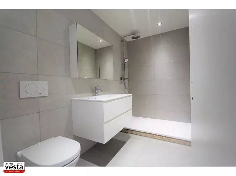 Centraal gelegen aan de Naamsevest 75 bus 201 in Sint-Truiden bevindt zich dit volledig gerenoveerde appartement met een bewoonbare oppervlakte van ma