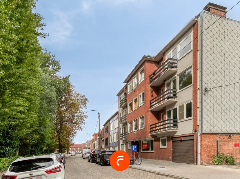 Op te knappen gelijkvloers appartement in een kleinschalige residentie. TOPLIGGING vlakbij het Sint-Jansplein en dus op wandelafstand van het stadscen