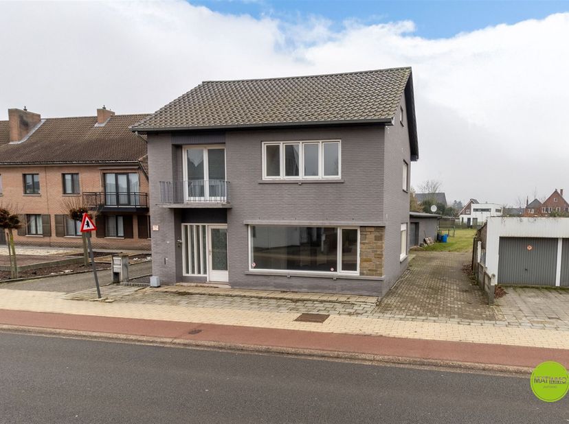 Maison commerciale spacieuse avec 4 chambres et cour arrière