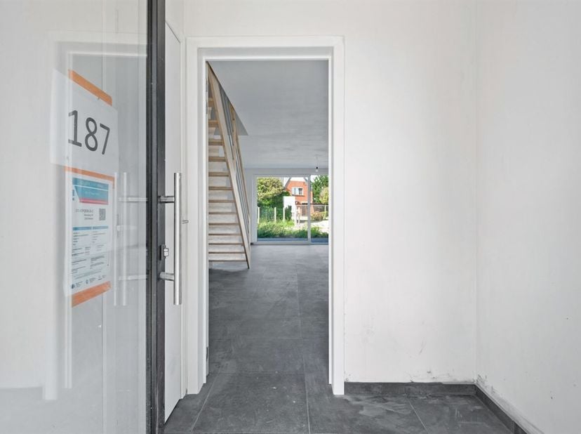 Moderne nieuwbouwwoning met 4 slaapkamers en inpandige garage<br />
Ligging: Gelegen langs de Olenseweg in het rustige Voortkapel (Westerlo). Dankzij