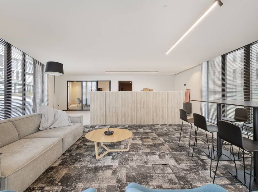 Vous recherchez un bureau stratégique à louer à Bruges ? Cette unité d'environ 204 m² est située près de la promenade près du parking. C'est l'endroit