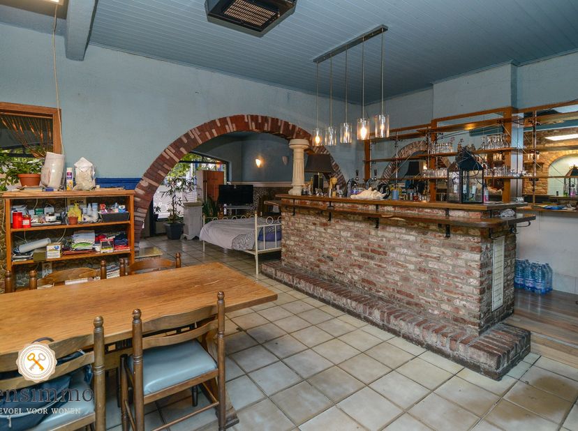 Het betreft een aantrekkelijk gelijkvloers handelspand met bovenliggende duplex, gelegen op een perceel van 2a 23ca langs de drukbezochte Rijksweg 212