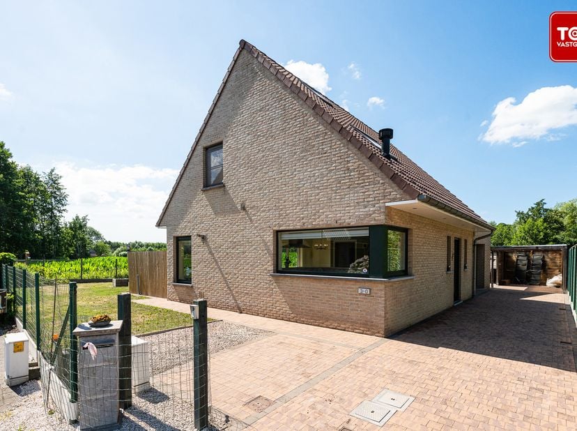 Op het einde van een rustige doodlopende straat, in een aangename residentiële woonwijk, bevindt zich deze instapklare alleenstaande woning.<br />
Hie