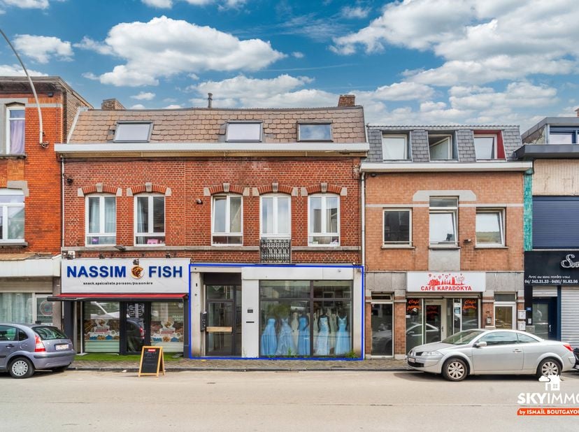 L'agence SKYIMMO est ravie de vous présenter ce magnifique commerce, offrant une surface commerciale de 66 m², idéalement situé dans une zone commerça