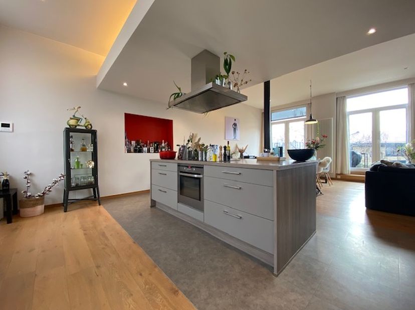 Deze magnifieke loft is uitstekend gelegen net buiten de Gentse stadskern en beschikt over bijzonder gezellige ruimtes met veel lichtinval en mooie ma