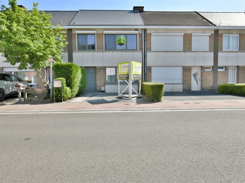 Gezellige gezinswoning te Grembergen bij Dendermonde. Deze woning is gelegen in de rustige omgeving van Grembergen en bevindt zich op enkele minuten v