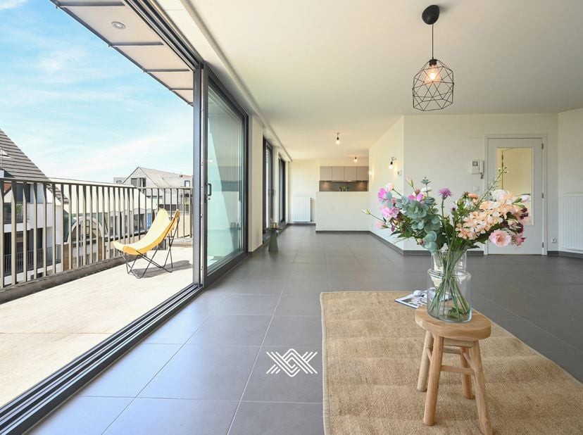 Dit instapklare duplexappartement met een bewoonbare oppervlakte van ca. 92 m² is gelegen op de vierde verdieping van residentie Grimbeert, midden in