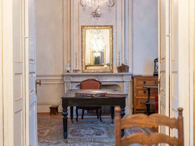 In een rustige straat van het historische centrum van Ath bevindt zich dit opbrengsteigendom met een sterke en stabiele verhuurbaarheid. De ligging op