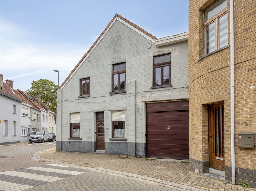 La maison a besoin d'être rénovée, mais constitue la base idéale pour un magnifique projet de rénovation. Grâce à l'aménagement spacieux et au magnifi