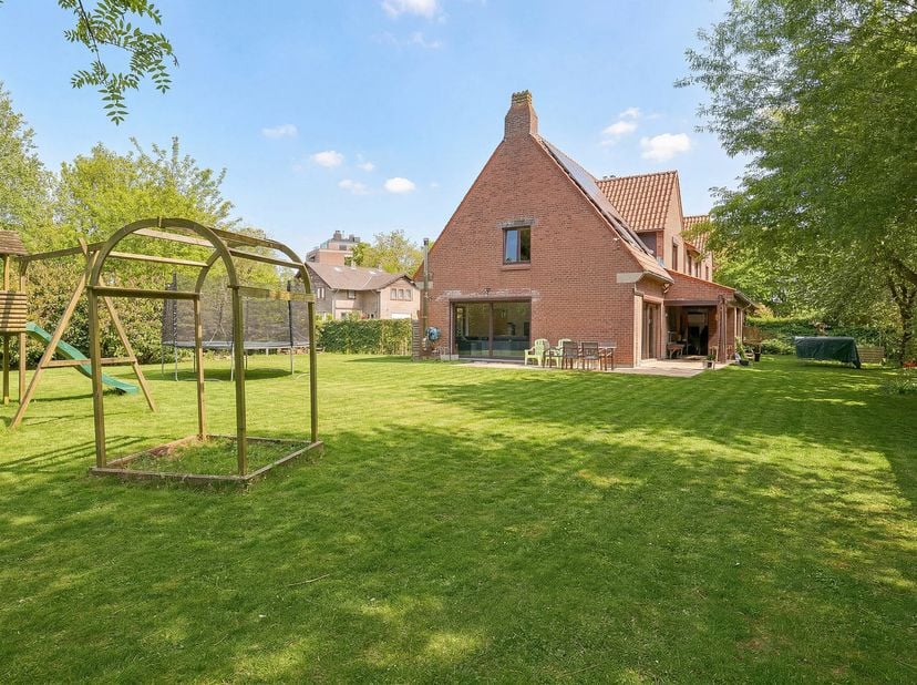 Maxime Real Estate biedt u deze charmante halfopen bebouwing in uitstekende staat aan, ideaal gelegen in een gegeerde, rustige en groene woonwijk.<br
