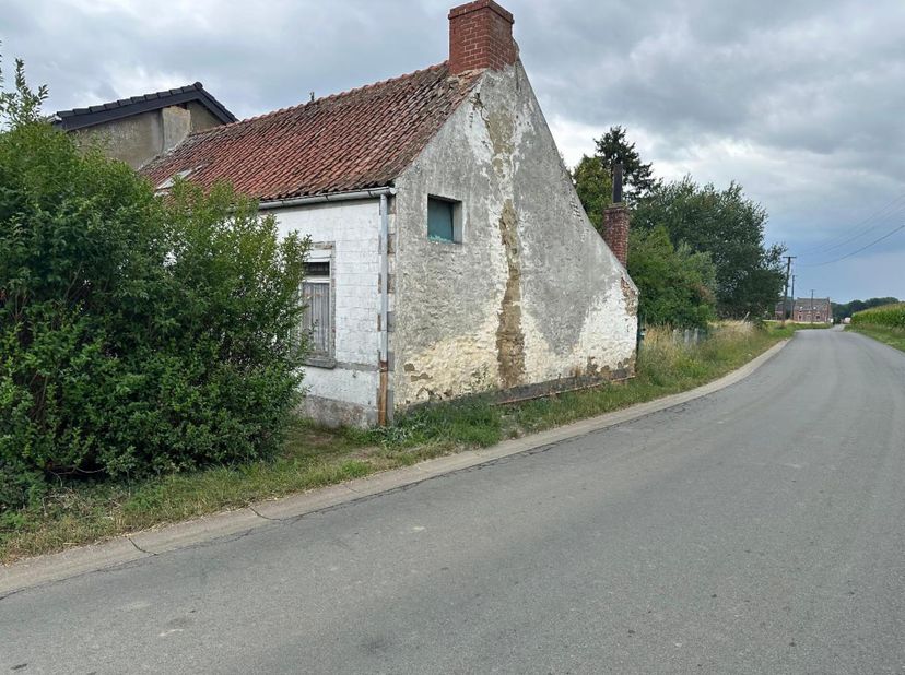 Maison avec permis de démolition et de reconstruction située rue Triboureau 2 à 7190 Ecaussinnes-d'Enghien ayant fait l'objet d'un permis d'urbanisme