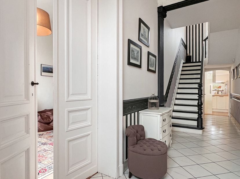 <br />
Découvrez cette magnifique maison de maître, entièrement rénovée, où volumes généreux, style raffiné et lumière naturelle créent un effet imméd