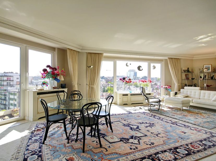 Inkomhal met vestiaire en apart toilet, ruime en lichte leefruimte met zuidgericht terras van ± 8m², volledig ingerichte keuken, 4 slaapkamers van res