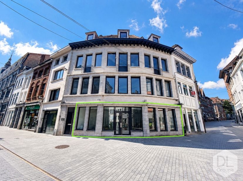 Handelsruimte van 65 m², volledig gerenoveerd en ideaal gelegen in het centrum van Doornik!<br />
Handelsruimte van 65 m² op het gelijkvloers van een