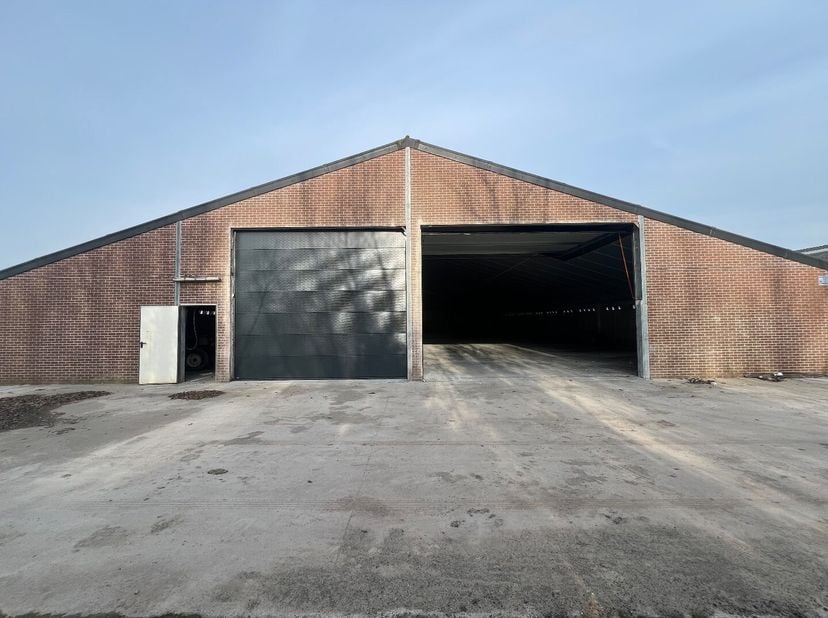 Goed en vlot bereikbaar gelegen opslagruimte met een oppervlakte van 375m².<br />
Het magazijn met volledige overspanning van 11,5m is toegankelijk vi