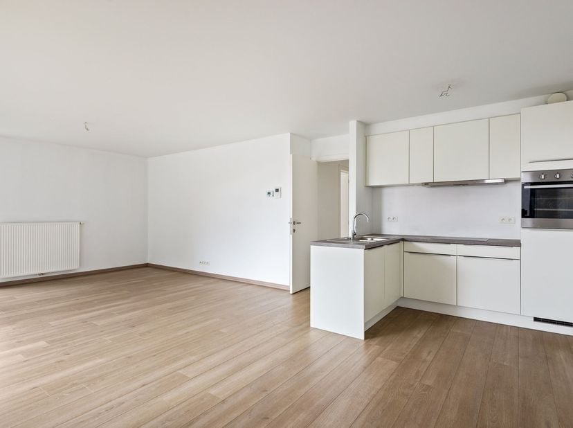 Het energiezuinig appartement is ideaal gelegen in een rustige, toch centrale wijk van Sint-Niklaas, met vlotte toegang tot het stadscentrum en de bel