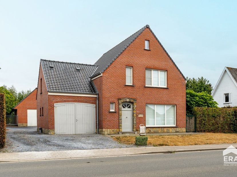 Zeer ruime woning met 4 slaapkamers en grote garage op 917 m²Grotendeels gerenoveerde woning met een nieuwe uitbouw, gelegen op een ruim perceel van 9