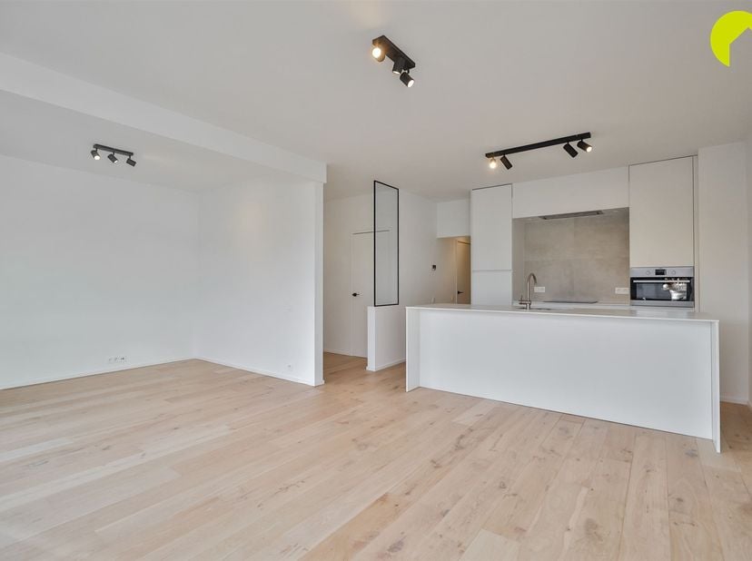 Op een rustige locatie in Lint bieden wij u dit volledig gerenoveerd appartement (88m²) aan met 2 ruime slaapkamers en een derde tussenkamer. Het appa