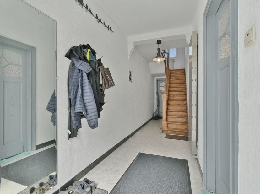 Op de eerste verdieping zijn er twee volwaardige slaapkamers, evenals een tweede badkamer uitgerust met een ligbad en toilet. De tweede verdieping bes